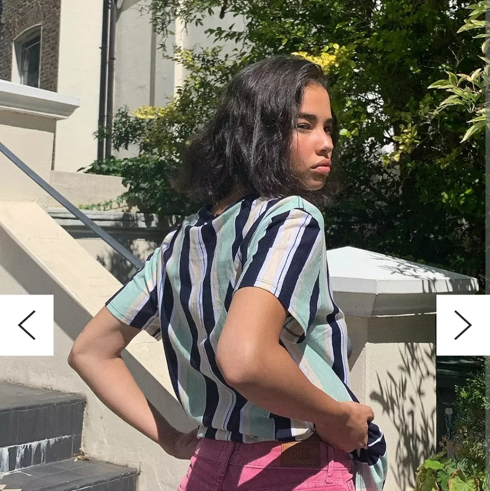 NWT Guess Women's Tee Blue White Vertical Striped Embroidered Logo Size Large - Picture 3 of 10